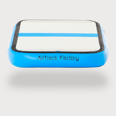 Oberansicht des blauen AirBoard von AirTrack Factory, entworfen für Sprünge und Balance, angeboten von Pure Gymnastics.