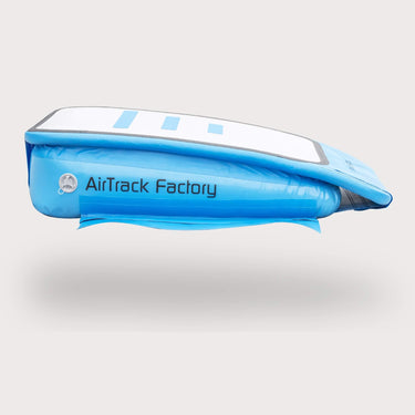 Seitenansicht des aufgeblasenen AirBoard Boost in Blau, ein vielseitiges Gerät für Turner, angeboten von Pure Gymnastics.
