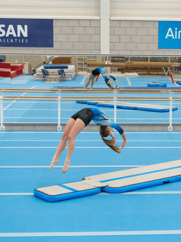 Entdecke AirTracks von AirTrack Factory für leidenschaftliches Turnen – Qualität und Leistung vereint. Jetzt zu Besten Konditionen bei Pure Gymnastics.