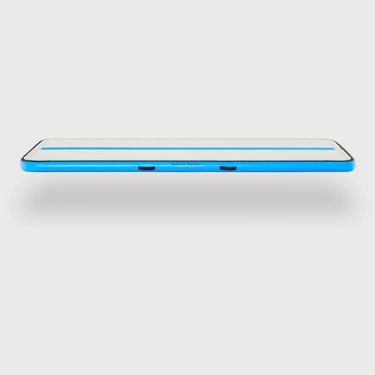 Seitenansicht des blauen AirFloor Home von AirTrack Factory, zeigt die hochwertige Verarbeitung, perfekt für Heimgymnastik, auf PureGymnastics.de
